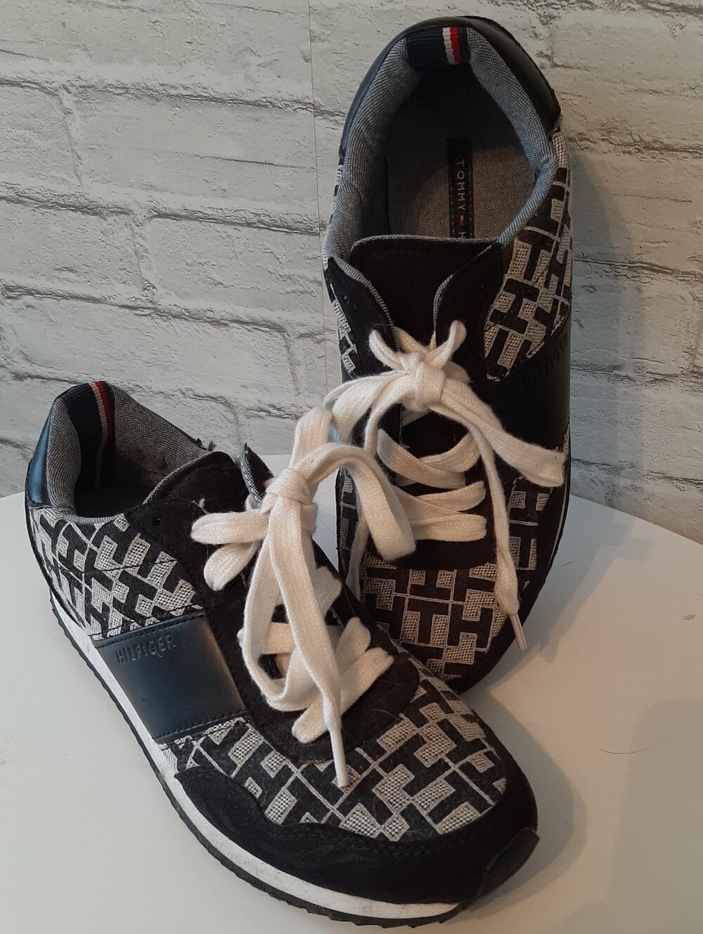 Tommy Hilfiger Black & White Monogram Lace-Up Sneakers MADDIE SNEAKERS